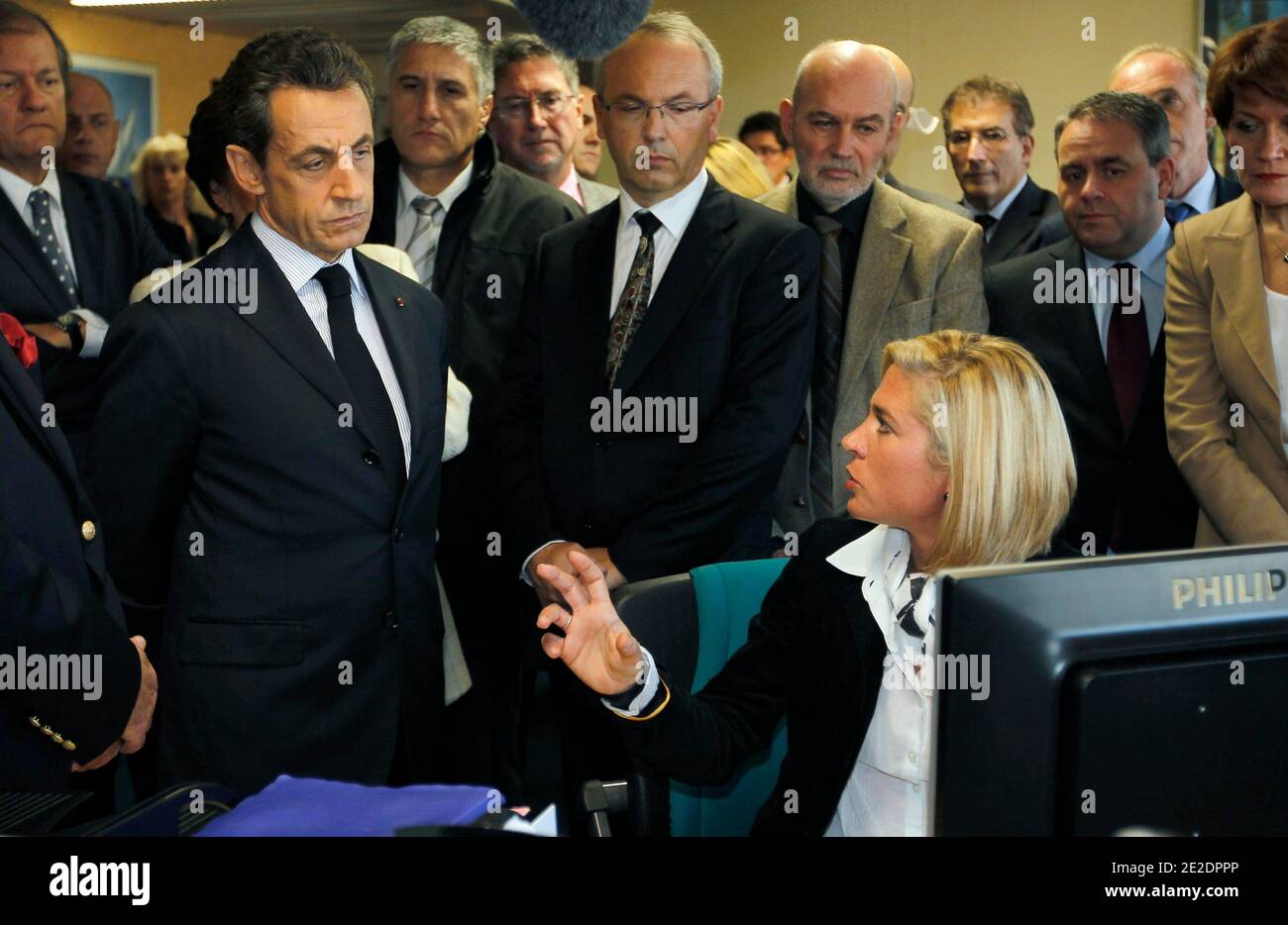 Der französische Präsident Nicolas Sarkozy hört einem Angestellten zu, als er am 15. November 2011 ein Sozialversicherungszentrum für Familien in Bordeaux im Südwesten Frankreichs besucht. Foto von Regis Duvignau/Pool/ABACAPRESS.COM Stockfoto