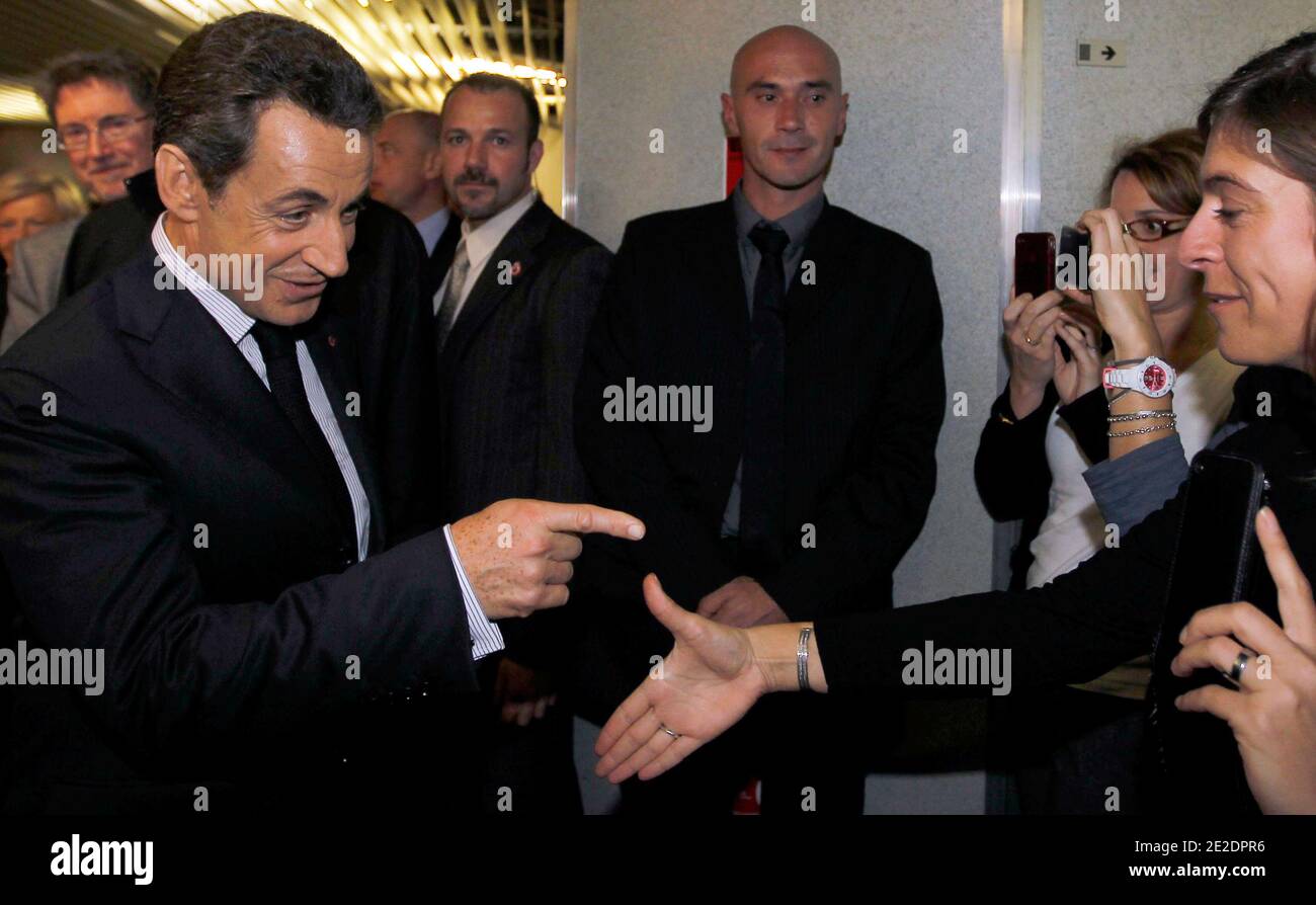 Der französische Präsident Nicolas Sarkozy (L) scherzt mit einem Angestellten, als er ein soziales Familienzentrum in Bordeaux, Südwestfrankreich, besucht, 15. November 2011. Foto von Regis Duvignau/Pool/ABACAPRESS.COM Stockfoto