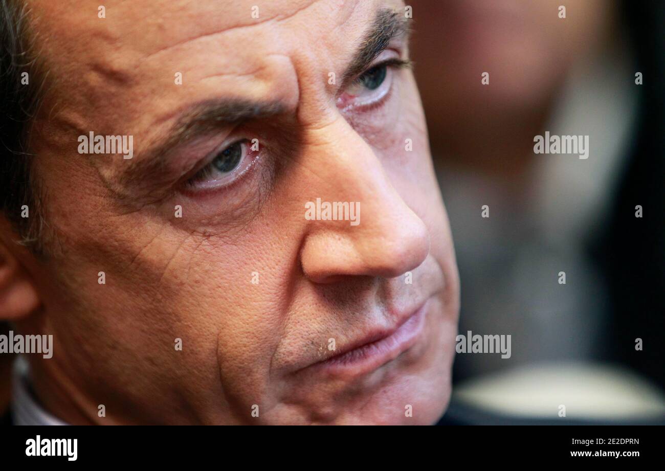 Der französische Präsident Nicolas Sarkozy hört den Angestellten zu, als er ein soziales Familienzentrum in Bordeaux, Südwestfrankreich, besucht, 15. November 2011. Foto von Regis Duvignau/Pool/ABACAPRESS.COM Stockfoto