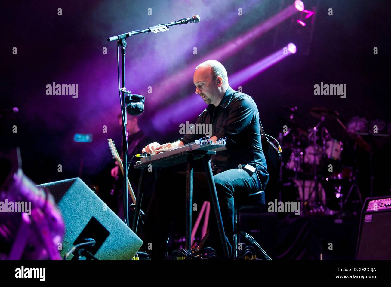 Brit Floyd Band treten auf der Bühne während ihres Live-Konzerts 'The Pink Floyd Tribute Show' auf, das am 15. November 2011 in Paris, Frankreich, in der Olympia Konzerthalle stattfand. Foto von Nicolas Genin/ABACAPRESS.COM Stockfoto