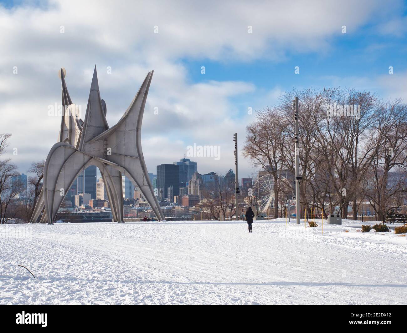 09. Januar 2021 - Montreal, Kanada Alexander Calder Trois Disques aus der öffentlichen Kunstsammlung von Montreal im Park Jean-Drapeau während eines Winters Stockfoto