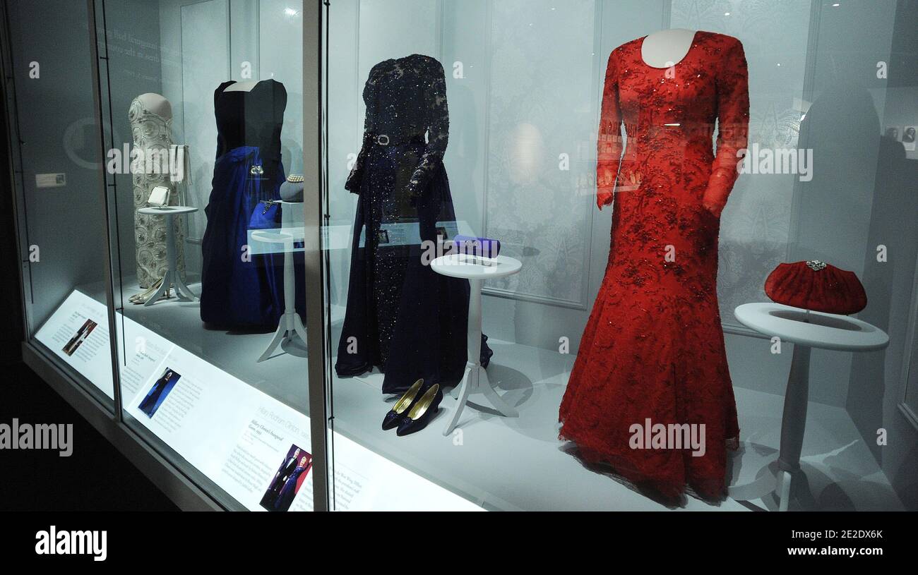 Die ersten Kleider von First Ladies (L-R) Nancy Reagan, Barbara Bush, Hillary Clinton und Laura Bush werden am 18. November 2011 im Smithsonian National Museum of American History in Washington, D.C., USA, für eine Presseinterview ausgestellt. Die Ausstellung erzählt die Geschichte der First Ladies Collection und zeigt 14 Kleider und über 90 weitere Objekte – darunter china und Schmuck –, die das Smithsonian in den letzten hundert Jahren gesammelt hat. Foto von Olivier Douliery/ABACAPRESS.COM Stockfoto