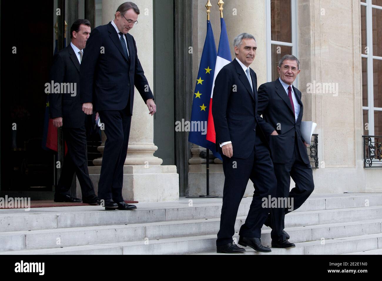 Mitglieder des European Round Table of Industrialists (ERT), Heineken CEO Jean-Francois van Boxmeer, Siemens CEO und Vizepräsident des ERT Peter Loescher, Astra Zeneca Geschäftsführer David Brennan und GDF-SUEZ CEO Gerard Mestrallet verlassen das Elysee Palace nach einem Treffen mit Frankreichs Präsident Nicolas Sarkozy am 21. November 2011. In Paris, Frankreich. Foto von Stephane Lemouton/ABACAPRESS.COM Stockfoto