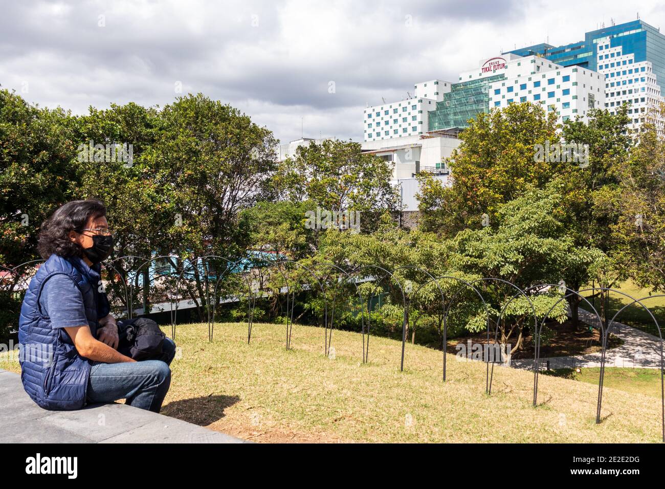 Mann, der in einem Park sitzt Stockfoto