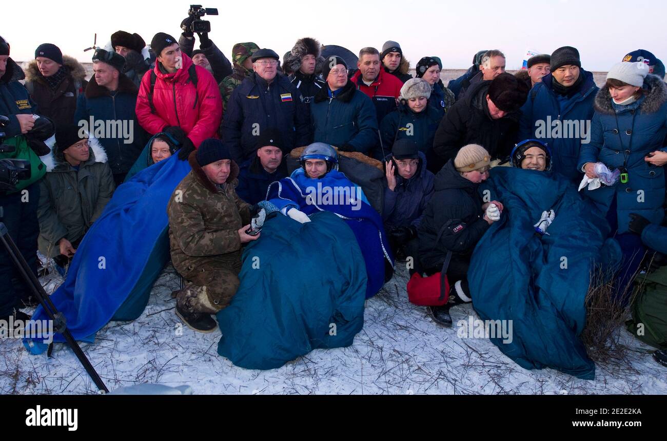 Expedition 29 Kommandant Mike Fossum, links, Flugingenieure Sergei Volkov, Mitte, und Satoshi Furukawa, sitzen in Stühlen vor der Sojus TMA-02M Kapsel, nur wenige Minuten nachdem sie am Dienstag, den 22. November 2011 in einem abgelegenen Gebiet außerhalb der Stadt Arkalyk, Kasachstan, gelandet sind. NASA-Astronaut Fossum, russischer Kosmonaut Volkov und JAXA (Japan Aerospace Exploration Agency) Astronaut Furukawa kehren von mehr als fünf Monaten an Bord der Internationalen Raumstation zurück, wo sie als Mitglieder der Expedition 28 und 29 Besatzungen dienten. Handout Foto von Bill Ingalls/NASA/ABACAPRESS.COM Stockfoto