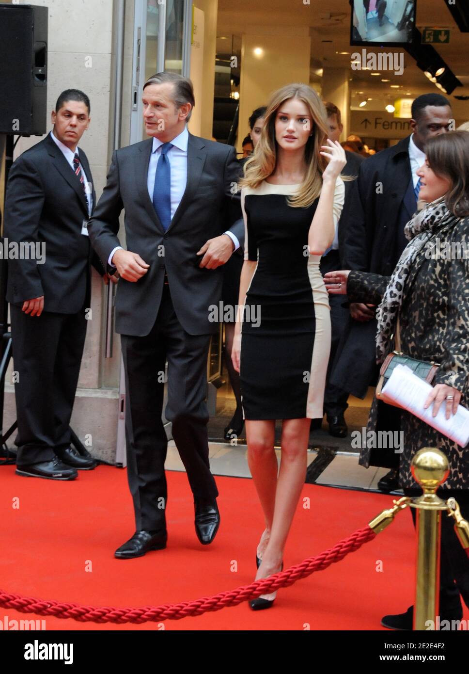 Marc Bolland und Rosie Huntington-Whiteley während der Eröffnungszeremonie der neuen Boutique "Marks and Spencer", die am 24. November 2011 in der Avenue des Champs Elysees in Paris, Frankreich, 100 stattfand. Foto von ABACAPRESS.COM Stockfoto