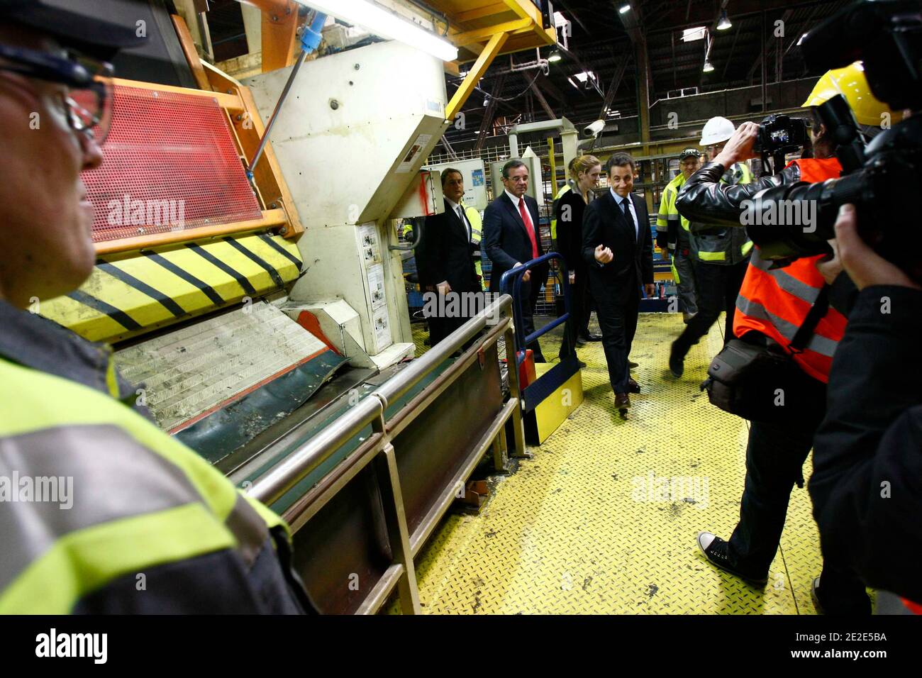 Der französische Präsident Nicolas Sarkozy besucht die Fabrik von Isover-Saint Gobain zusammen mit Pierre-Andre de Chalendar, dem CEO des Unternehmens, Eric Besson, dem Industrieminister, Nathalie Kosciusko-Morizet, Ministerin für Ökologie, nachhaltige Entwicklung, Verkehr und Wohnungsbau, Thierry Mariani, Staatssekretär für Ökologie, nachhaltige Entwicklung, Verkehr und Wohnungsbau, Und Vaucluse Stellvertreterin Marie-Josee Roig, in Orange, Südfrankreich am 25. November 2011. Pool Foto von Ludo/ABACAPRESS.COM Stockfoto