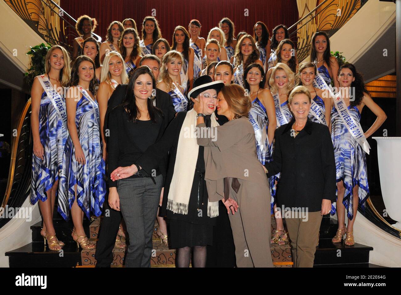 Genevieve de Fontenay, Miss France 1968 Christiane Lilio, Miss Prestige National 2011 Barbara Morel und Josiane Valette posiert mit den regionalen Verfehlungen bei der Präsentation der "miss Prestige National 2012"-Parade im Hotel Arc de Triomphe Hilton" in Paris, Frankreich, am 26. November 2011. Foto von Alban Wyters/ABACAPRESS.COM Stockfoto