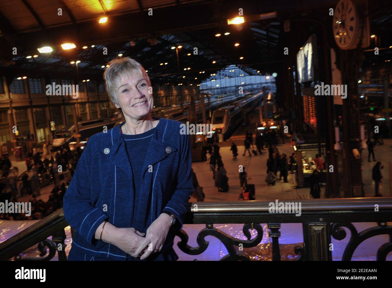 Ausschlussf. Simone Herault Pose a la Gare de Lyon, Frankreich le 29 Novembre 2011. Simone Herault est la voix qui informe depuis 30 ans sur les départs et les arrivées de tous les trains dans toutes les gares de France. Foto Christophe Guibbaud/ABACAPRESS.COM Stockfoto