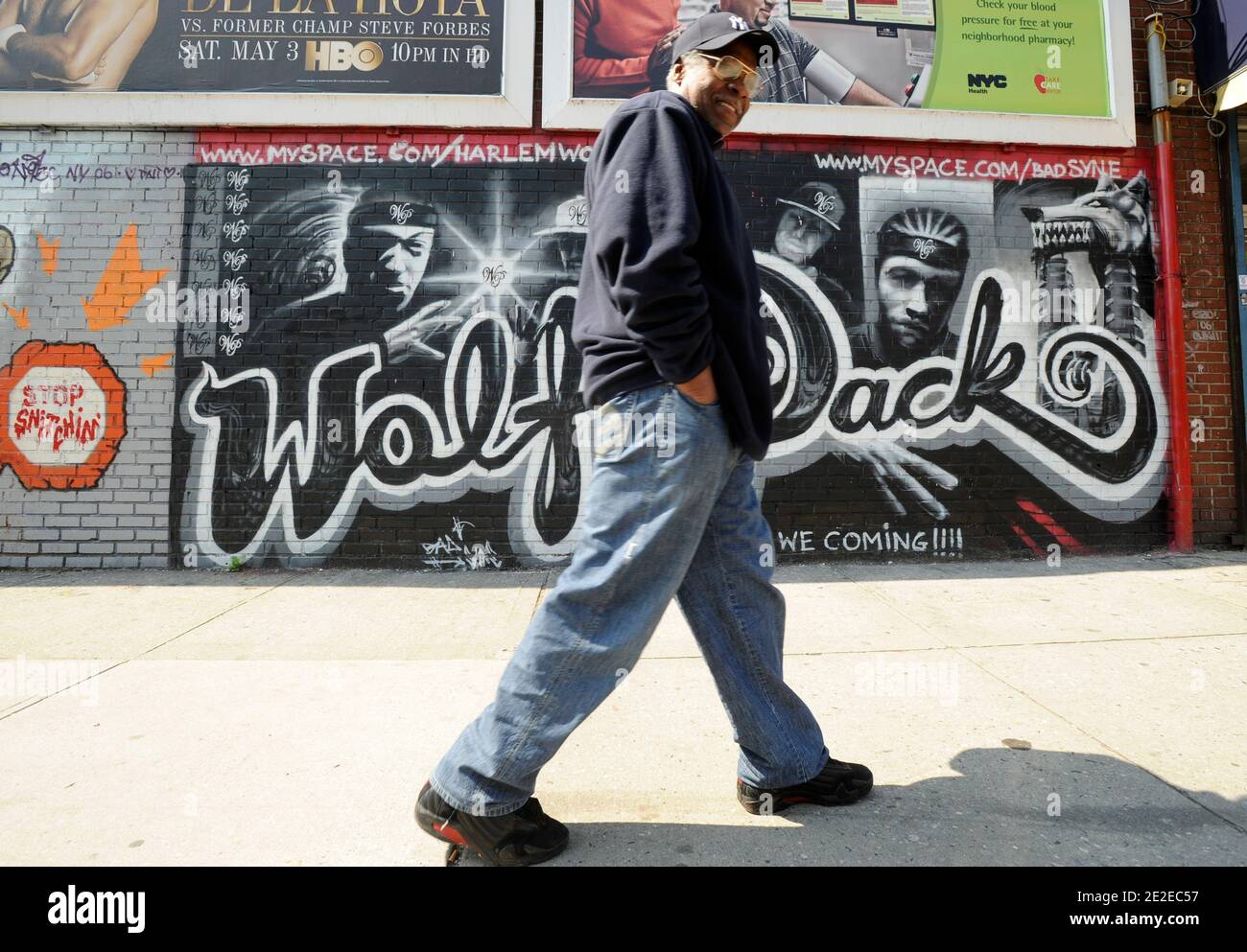Fußgänger vor einer bemalten Wand, Graff, Graffiti, Werbeschild für eine Gruppe von Hip Hop, Harlem, New York, 2011. Pieton devant un mur peint, Graff, Graffiti, Tag publicitaire pour un groupe de Hip Hop, Harlem, New-York, 2011. Fotos von David Lefranc / ABACAPRESS.COM Stockfoto