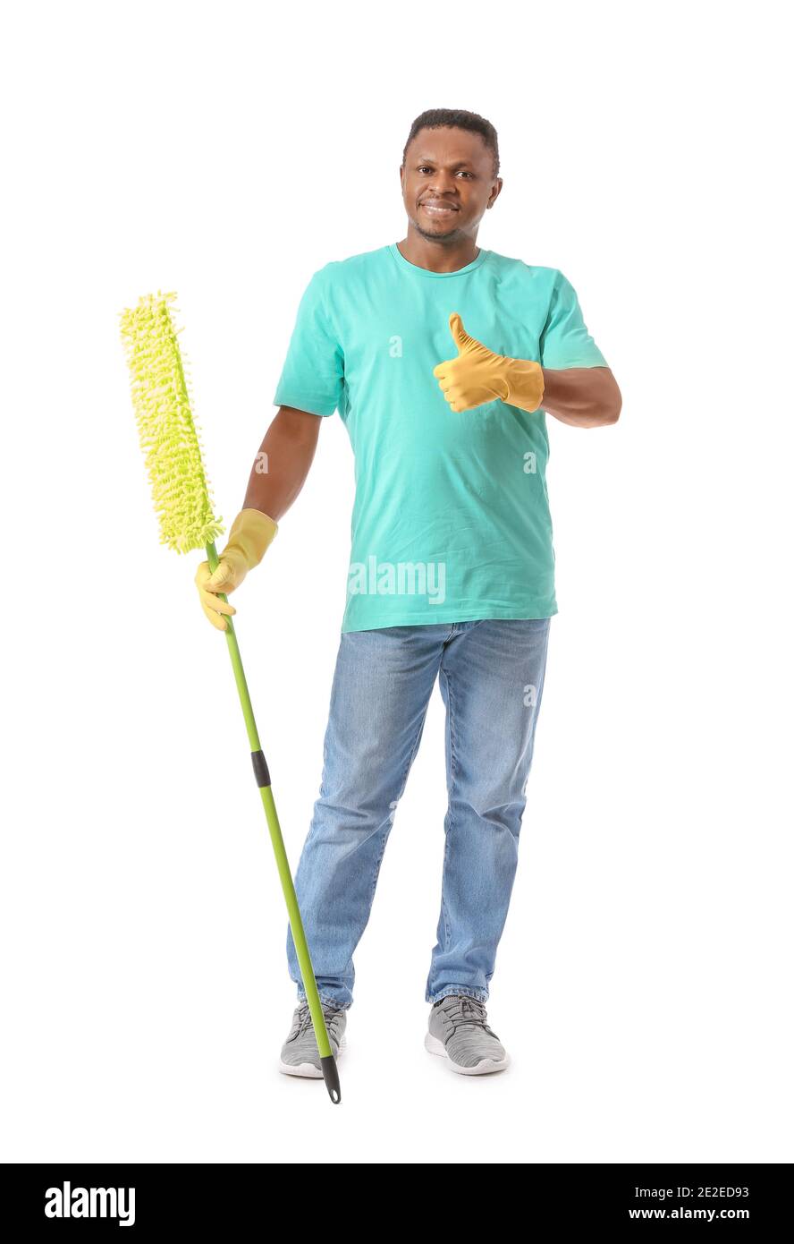 Afroamerikanischer Mann mit Mopp, der Daumen nach oben auf weißem Hintergrund zeigt Stockfoto