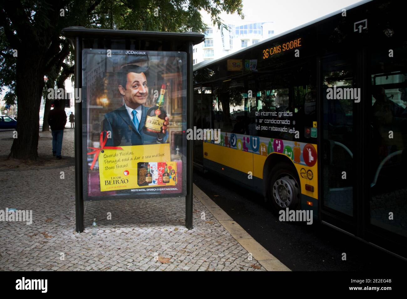 Muppie, im Zentrum von Lissabon, Portgal, am 6. Dezember 2011, einer Marketingkampagne eines portugiesischen Getränkeunternehmens Beirao mit dem französischen Präsidenten Nicolas Sarkozy. Auf dem Muppie ist 'Dear Nicolas, Portugal tut sein Bestes. Frohe Feiertage!“. Foto von Pedro Nunes/ABACAPRESS.COM Stockfoto