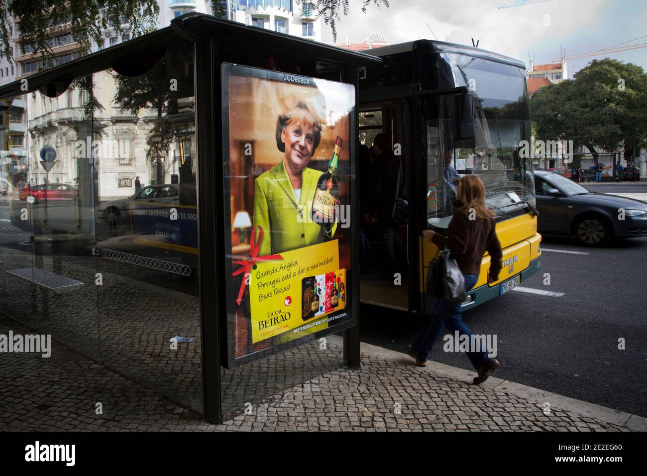 Muppie, im Zentrum von Lissabon, Portgal, am 6. Dezember 2011, einer Marketingkampagne eines portugiesischen Getränkeunternehmens Beirao mit Bundeskanzlerin Angela Merkel. Auf dem Muppie ist 'Dear Angela, Portugal tut sein Bestes. Frohe Feiertage!“. Foto von Pedro Nunes/ABACAPRESS.COM Stockfoto