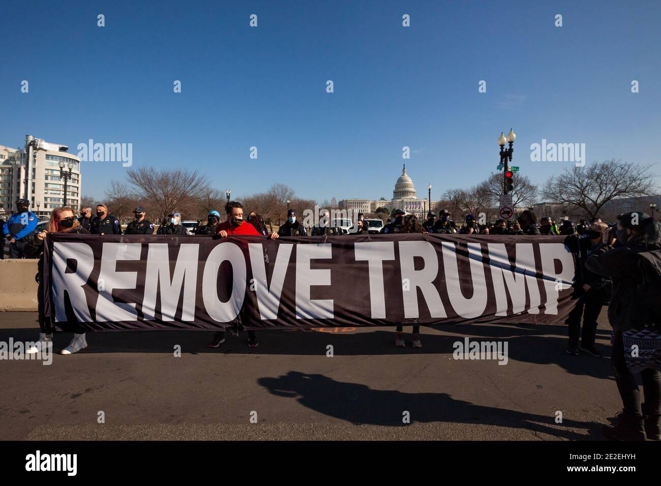 Washington, DC, USA, 13. Januar 2021. Im Bild: Demonstranten zeigten während der Abschiebeaktion von Shutdown DC ein Transparent "Remove Trump" vor der 50 Capitol Police Alle faschistischen Protestdemonstranten schrieben die Namen von Vertretern und Senatoren, die gegen die Bestätigung der Ergebnisse der Präsidentschaftswahlen am 6. Januar Einspruch erhoben hatten, auf drei große Transparente. Die Banner riefen zur Vertreibung aller Faschisten aus dem Kongress auf. Die Demonstranten versuchten, die Banner in einem öffentlichen Bereich auszustellen, wurden aber von der Polizei des Kapitols verjagt, um ihr Recht auf freie Meinungsäußerung zu verletzen. Quelle: Allison C Bailey/Alamy Live New Stockfoto