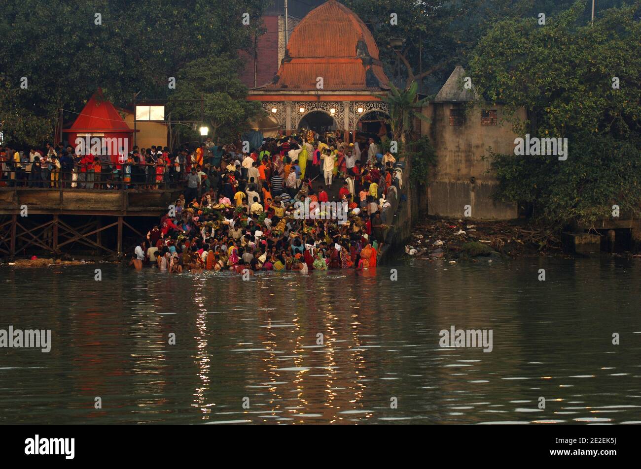 Chhath Puja Festival, gewidmet dem sonnengott Surya.One der am meisten erwarteten religiösen Festivals in Nordindien.Famous der Ghats von Kolkata, die Bevölkerung reinigen seine Sünden in den Gewässern des Flusses Hooghly (ein Disitributary des Ganga),Kolkata, Indien.Festival Chhath Puja, Dedie au dieu du Soleil Surya.UN des Festivals les plus attendu dans le nord de l'Inde.Sur les ghats celebres de Calcutta, la Population se purifie de ses peches dans les eaux de la riviere Hoogly( defluent du Gange ), Calcutta, Inde, 2007. Fotos von David Lefranc/ABACAPRESS.COM Stockfoto