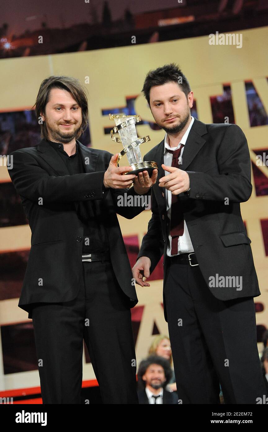 Gianluca de Serio und Massimiliano de Serio erhalten den Preis der Jury für "Seven Acts of Mercy" während der Abschlussfeier im Rahmen des 11. Marrakech Film Festival in Marrakesch, Marokko am 10. Dezember 2011. Foto von Nicolas Briquet/ABACAPRESS.COM Stockfoto