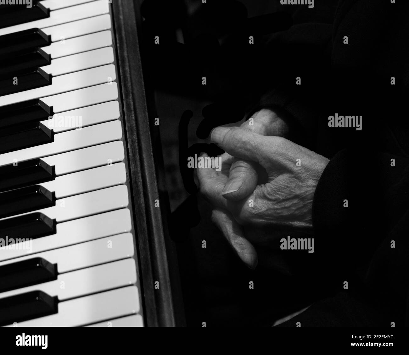Schöne und gealterte Hände Schließe in der Nähe eines Klaviers Stockfoto