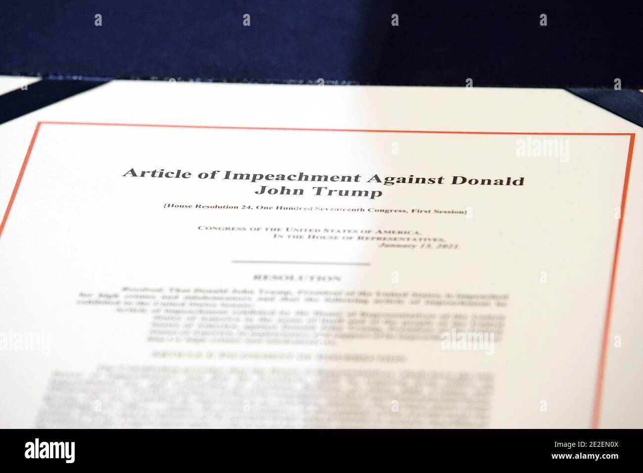 Washington DC, USA. Januar 2021. H.R. 24, ein Artikel der Amtsenthebung gegen Präsident Donald Trump, wird vor einer Verengungszeremonie am Mittwoch, 13. Januar 2021 im US-Kapitol gesehen.Quelle: Greg Nash/Pool via CNP /MediaPunch Quelle: MediaPunch Inc/Alamy Live News Stockfoto