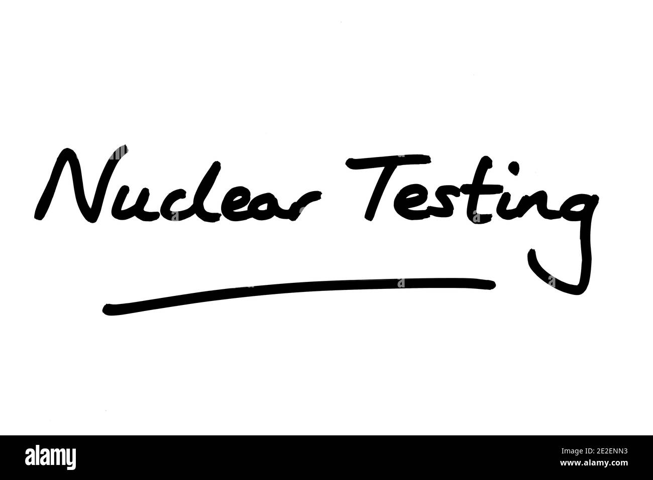 Kernwaffentests, handgeschrieben auf weißem Hintergrund. Stockfoto