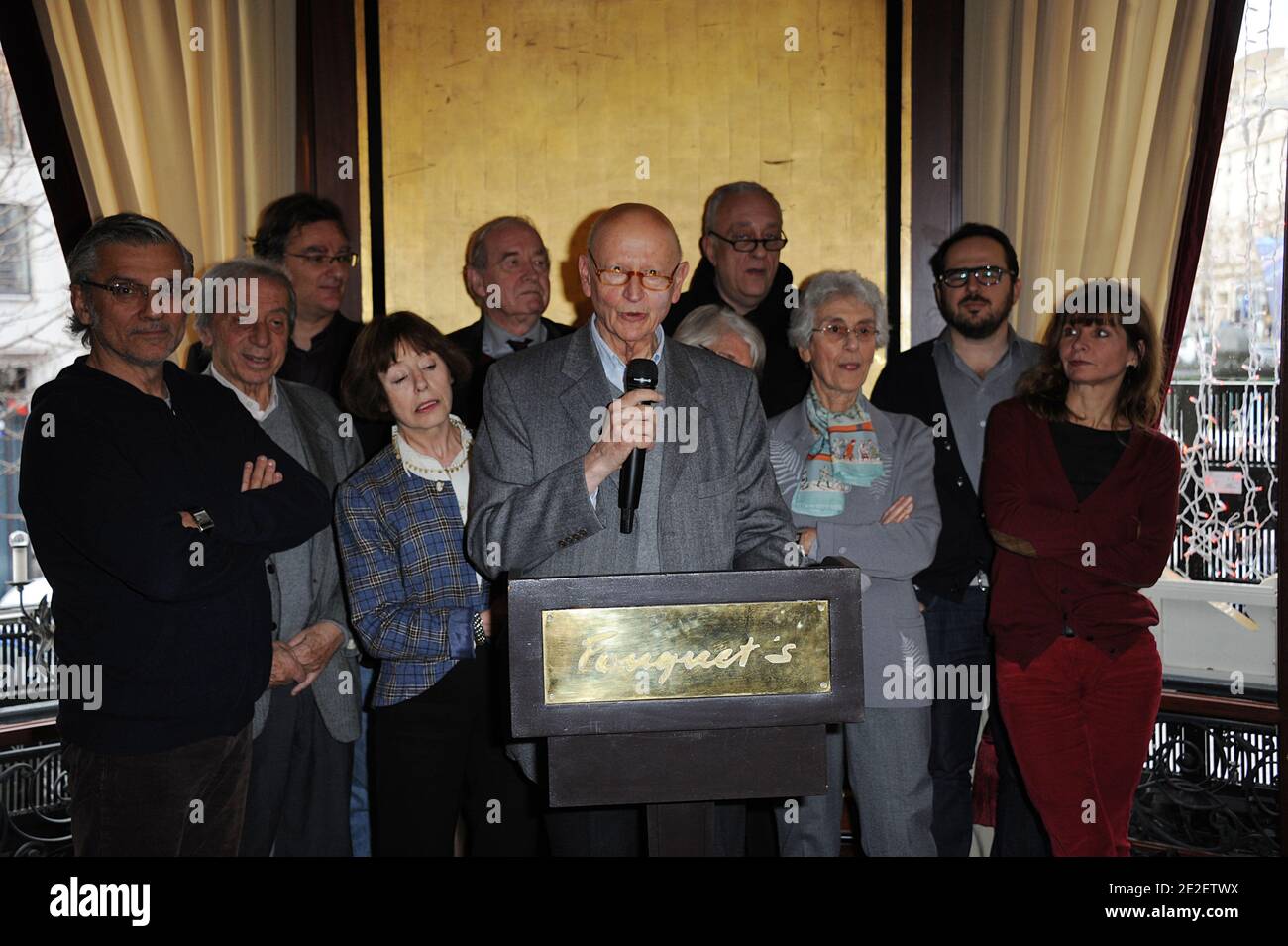 Jury-Präsident Gilles Jacob gibt die Entscheidung der Jury bekannt, den 70. Louis Delluc-Preis an den finnischen Regisseur Aki Kaurismaki für seinen ersten Film in französischer Sprache, "Le Havre", bei der jährlichen Zeremonie im Restaurant von Fouquet in Paris, Frankreich, am 16. Dezember 2011 zu verleihen. Der Louis Delluc-Preis zeichnet den besten französischen Film des Jahres aus. Foto von Giancarlo Gorassini/ABACAPRESS.COM Stockfoto