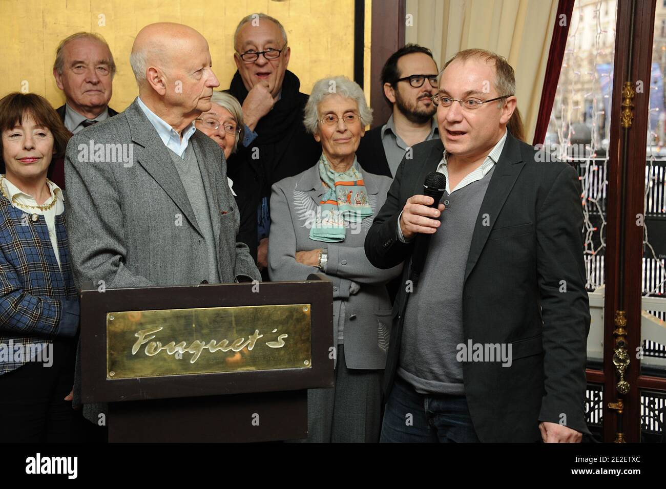 Der französische Produzent Stephane Parthenay (R) nimmt im Namen des finnischen Regisseurs Aki Kaurismaki von Jurypräsidenten Gilles Jacob den 70. Louis-Delluc-Preis für seinen ersten Film in französischer Sprache, "Le Havre", bei der jährlichen Zeremonie im Fouquet-Restaurant in Paris, Frankreich, am 16. Dezember 2011 entgegen. Der Louis Delluc-Preis zeichnet den besten französischen Film des Jahres aus. Foto von Giancarlo Gorassini/ABACAPRESS.COM Stockfoto