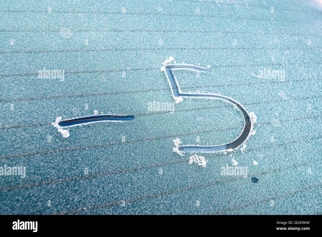 Kalter Winter 2021 in Europa, Autoglas am Morgen wegen negativer Temperaturen Stockfoto