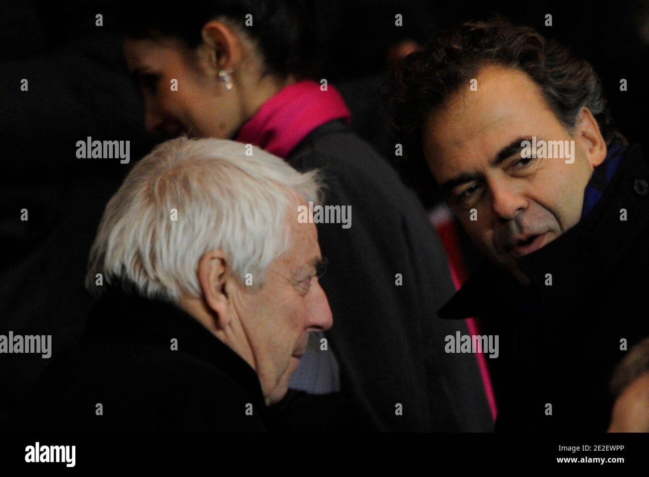 Bildungsminister Luc Chatel und Charles Biery Direktor des neuen TV-Sportkanals Al Jazira während des Fußballspiels der Ersten Liga, Paris-St-Germain (PSG) gegen Lille, am 18. Dezember 2011 in Paris, Frankreich. PSG und Lille Drew 0-0. Foto von Henri Szwarc/ABACAPRESS.COM Stockfoto