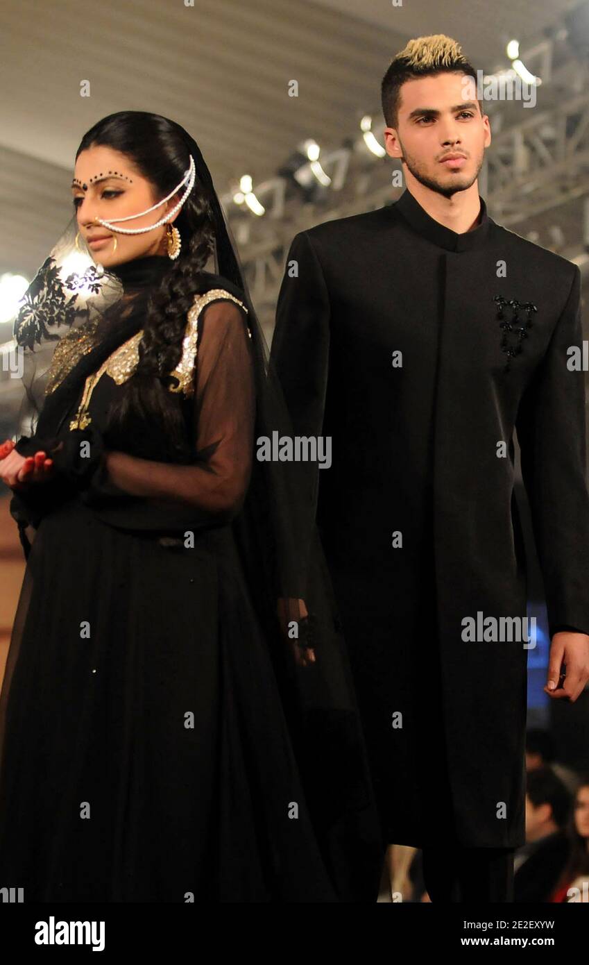 Pakistanische Modelle laufen auf Rampe während der PFDC Loreal Bridal Week in Lahore, Pakistan am 19. Dezember 2011. Foto von Irfan Ali/ABACAPRESS.COM Stockfoto