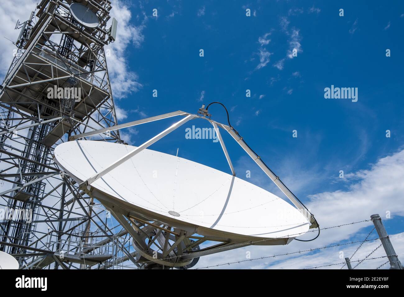 Große Antenne gegen blauen Himmel mit Kopierraum Stockfoto