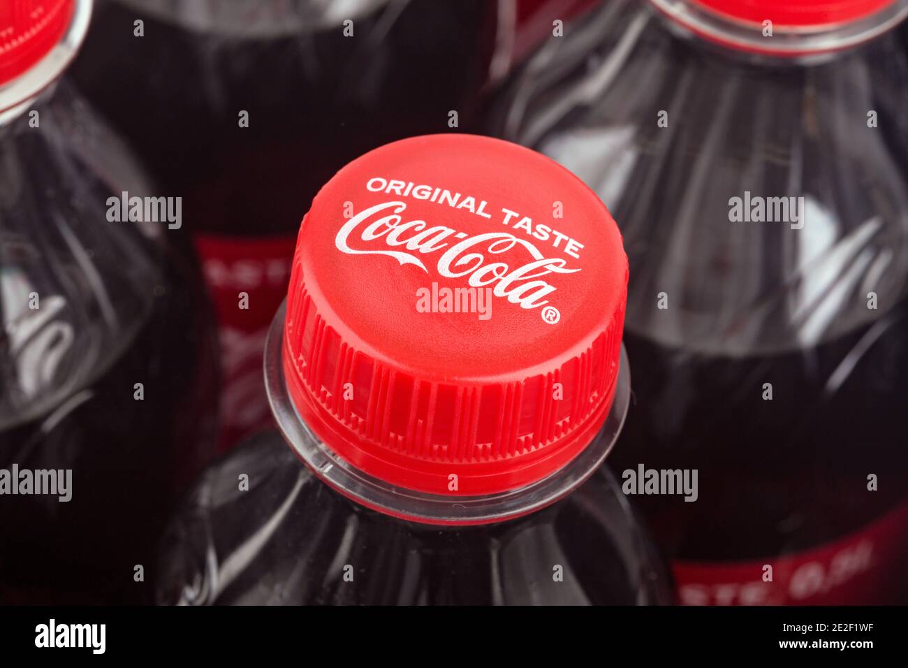 HUETTENBERB, DEUTSCHLAND 2020-12-17: Coca Cola Flaschenverschluss im Detail. Coca-Cola ist ein kohlensäurehaltiges Erfrischungsgetränk, das in Geschäften auf der ganzen Welt verkauft wird. Stockfoto