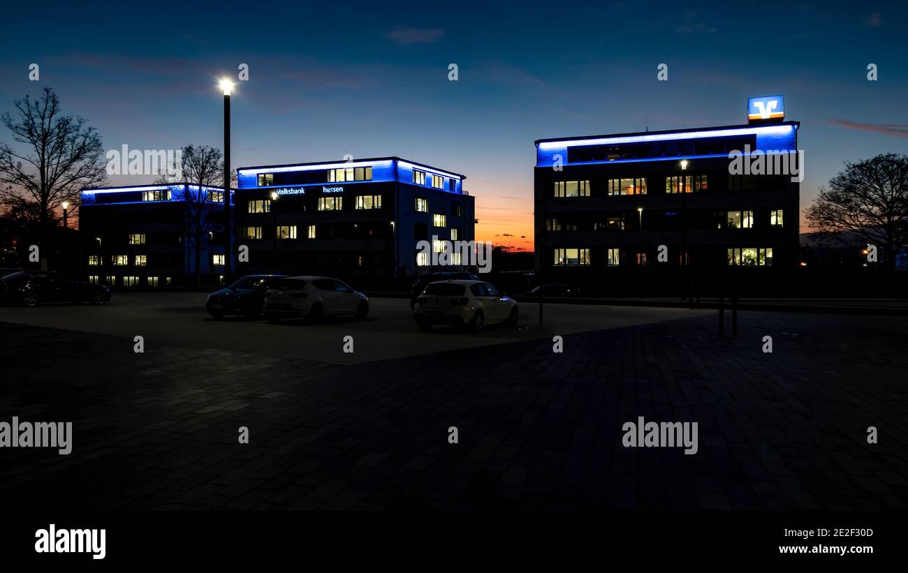 WETZLAR, DEUTSCHLAND-2020-08-27: Volksbank Mittelhessen EG Gebäude bei Nacht. Die Volksbank Mittelhessen ist eine Genossenschaftsbank. In Deutschland, Genossenschaftsbanken Stockfoto
