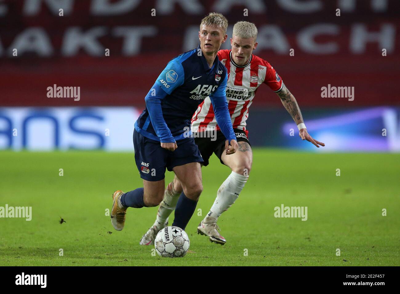 EINDHOVEN, NIEDERLANDE - JANUAR 13: (L-R): Albert Gudmundsson von AZ und Philipp Max von PSV Eindhoven während des niederländischen Eredivisie-Spiels zwischen PSV und Stockfoto
