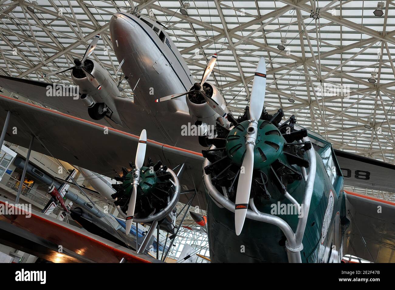 2 Flugzeuge, eine Boeing 80A-1 und eine Douglas DC-3 im Museum of Flight in Seattle Stockfoto