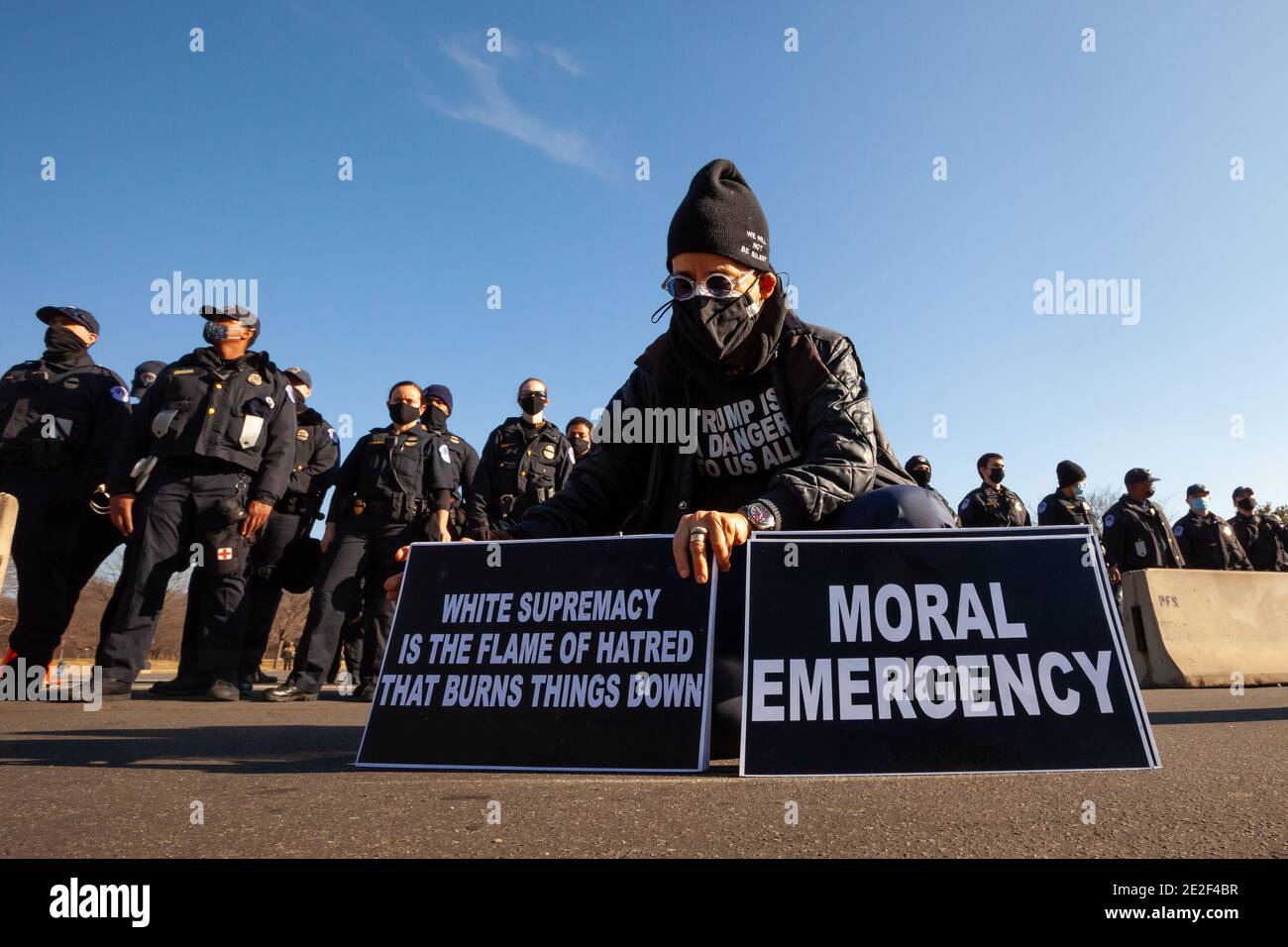 Washington, DC, USA, 13. Januar 2021. Im Bild: Ein Mitglied von We will Not Be Silent sendet Botschaften über die moralische Notlage der weißen Vorherrschaft, während er vor der feindseligen Capitol Police steht, während Shutdown DC's Protest zum Ausschluss aller Faschisten protestiert. Dies stand in krassem Gegensatz zu der Aufnahme, die Terroristen in der Woche zuvor gegeben wurde. Die Demonstranten schrieben die Namen der Vertreter und Senatoren, die gegen die Bestätigung der Ergebnisse der Präsidentschaftswahlen am 6. Januar Einspruch erhoben hatten, auf drei große Transparente. Die Banner riefen zur Vertreibung aller Faschisten aus dem Kongress auf. Kredit: Allison C Bailey/Alamy Live Nachrichten Stockfoto