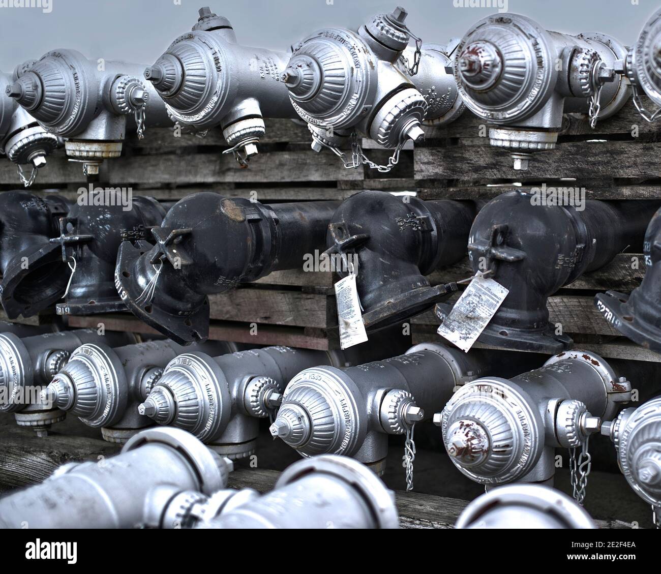 Schwarze und silberne Hydranten, die am Tacoma-Wasser gelagert werden Lager Stockfoto