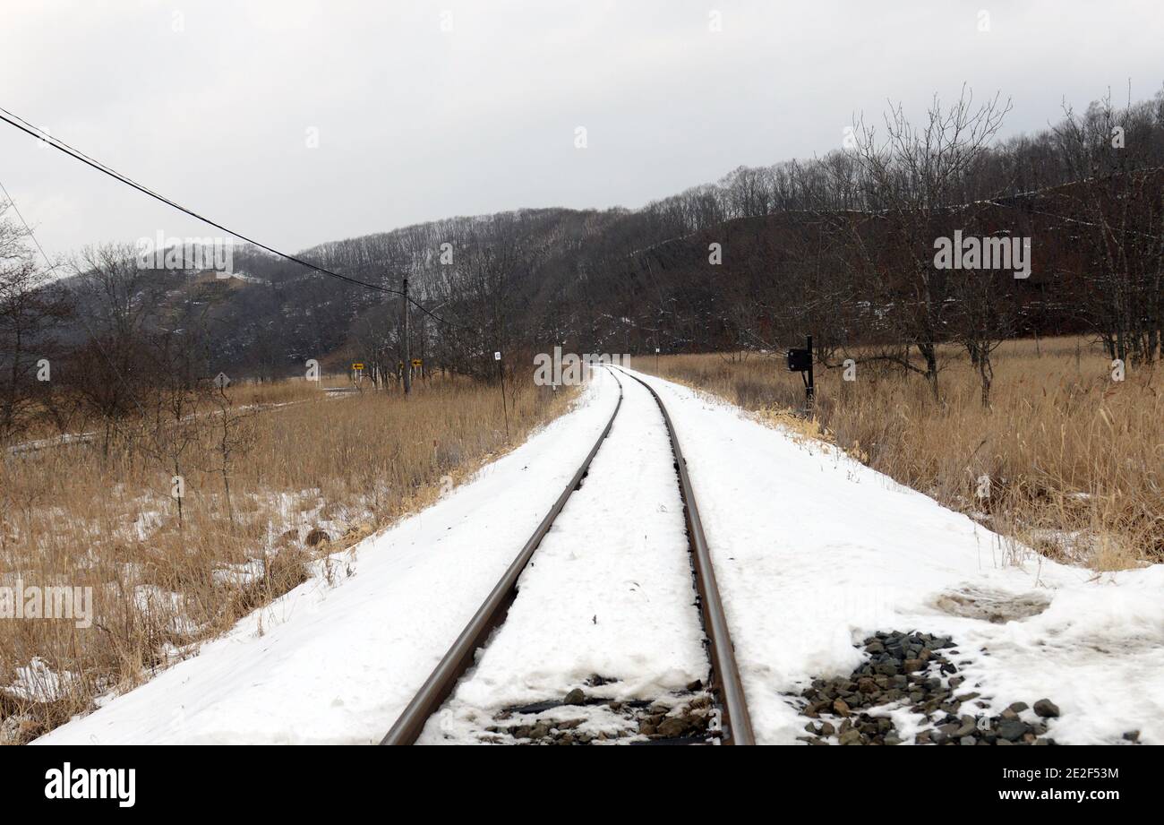 Überquerung der Bahnstrecke der Nemuro-Linie in Hokkaido, Japan. Stockfoto