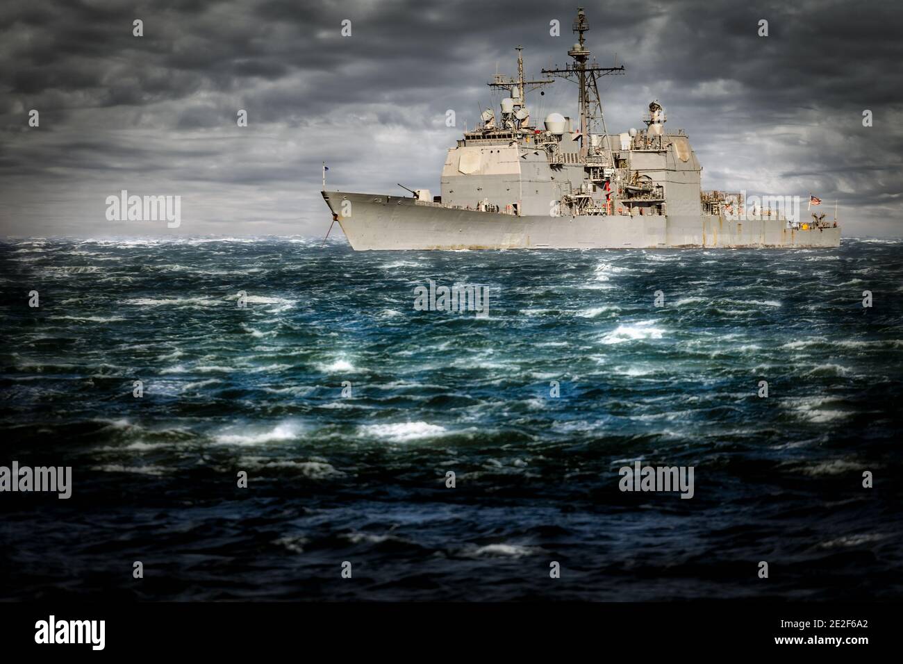 Ein Zerstörer der US Navy sitzt in der Tokyo Bay in der Nähe von Yokosuka, Japan, vor Anker. Stockfoto