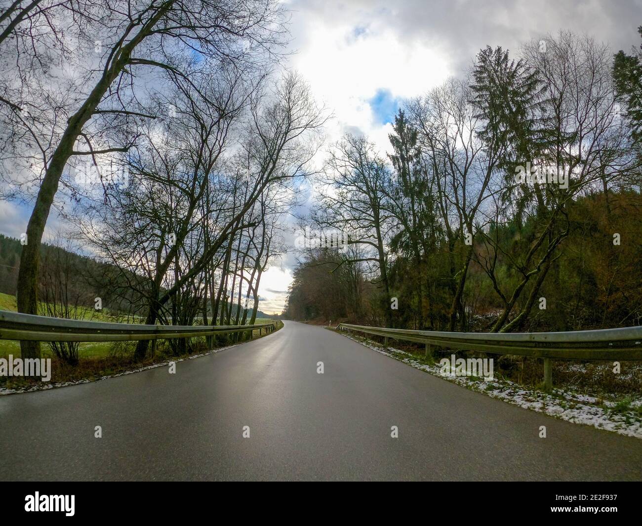 Ultra-Weitwinkelaufnahme einer Straße, die durch die schöne führt Bayerischer Wald Stockfoto