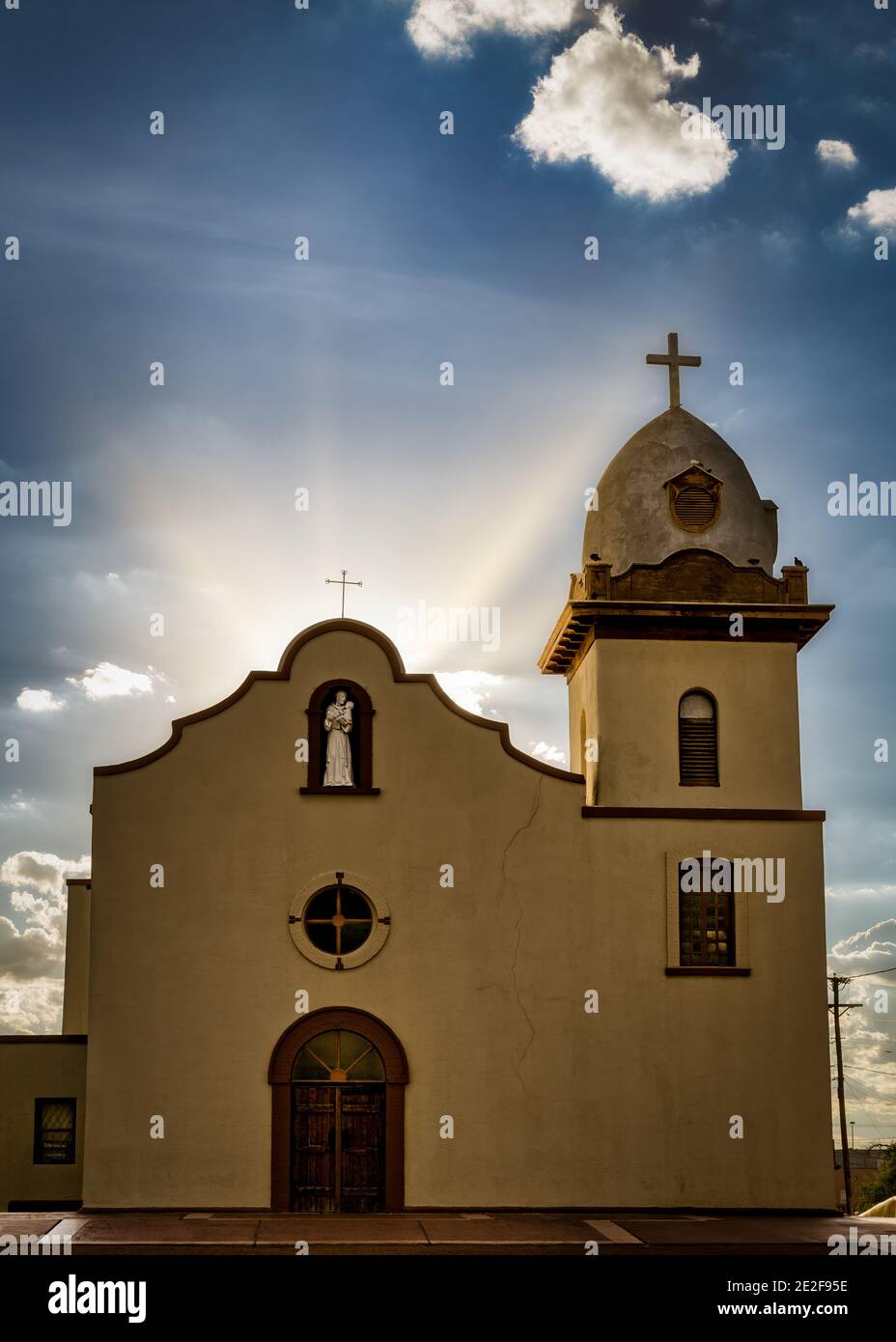 Sonnenuntergang hinter der Ysleta Mission, erbaut 1682, in El Paso, Texas Stockfoto