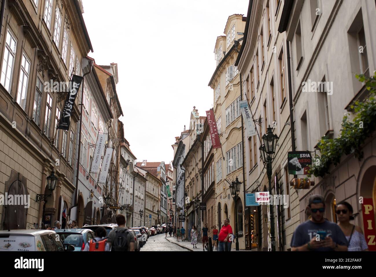 Hotels säumen die Straße von Nerudova in der Altstadt (Stare Mesto) von Prag, Tschechien. Stockfoto