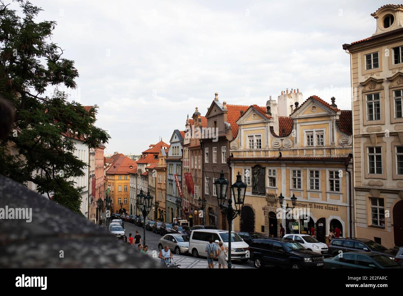 Blick bergab in Richtung Nerudova, einer Straße mit Hotels und Restaurants in der Altstadt (Stare Mesto) in Prag, Tschechien. Stockfoto