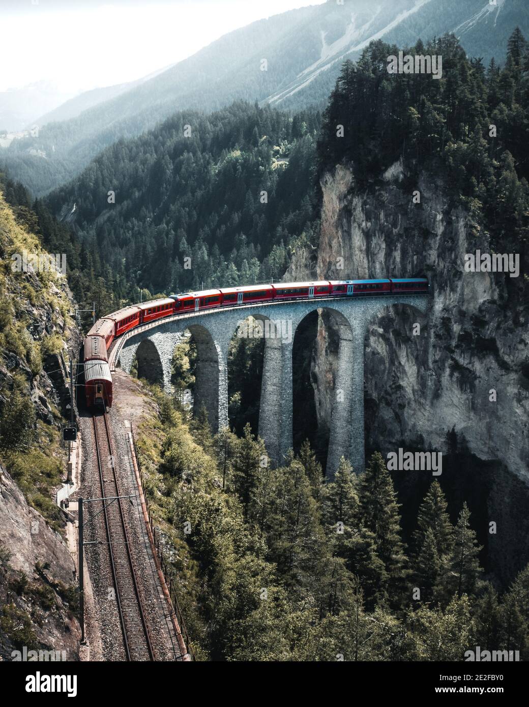 Schweizer Zugfahrt über das Landwasserviadukt bei Filisur, Kanton Graubünden, Schweiz Stockfoto