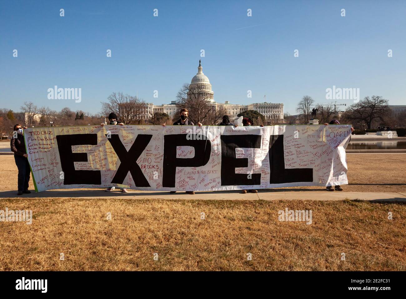 Washington, DC, USA, 13. Januar 2021. Im Bild: Protestierende beim Abschiebezug von Shutdown DC Alle faschistischen Proteste schrieben die Namen von Vertretern und Senatoren, die gegen die Bestätigung der Ergebnisse der Präsidentschaftswahlen am 6. Januar eintraten, auf drei große Banner. Die Banner riefen zur Vertreibung aller Faschisten aus dem Kongress auf. Demonstranten versuchten, die Banner in einem offenen öffentlichen Bereich auf dem Capitol Gelände auszustellen, wurden aber von 50 Capitol Polizeibeamten verjagt, die ihre Rechte auf freie Meinungsäußerung verletzen. Kredit: Allison C Bailey/Alamy Live Nachrichten Stockfoto