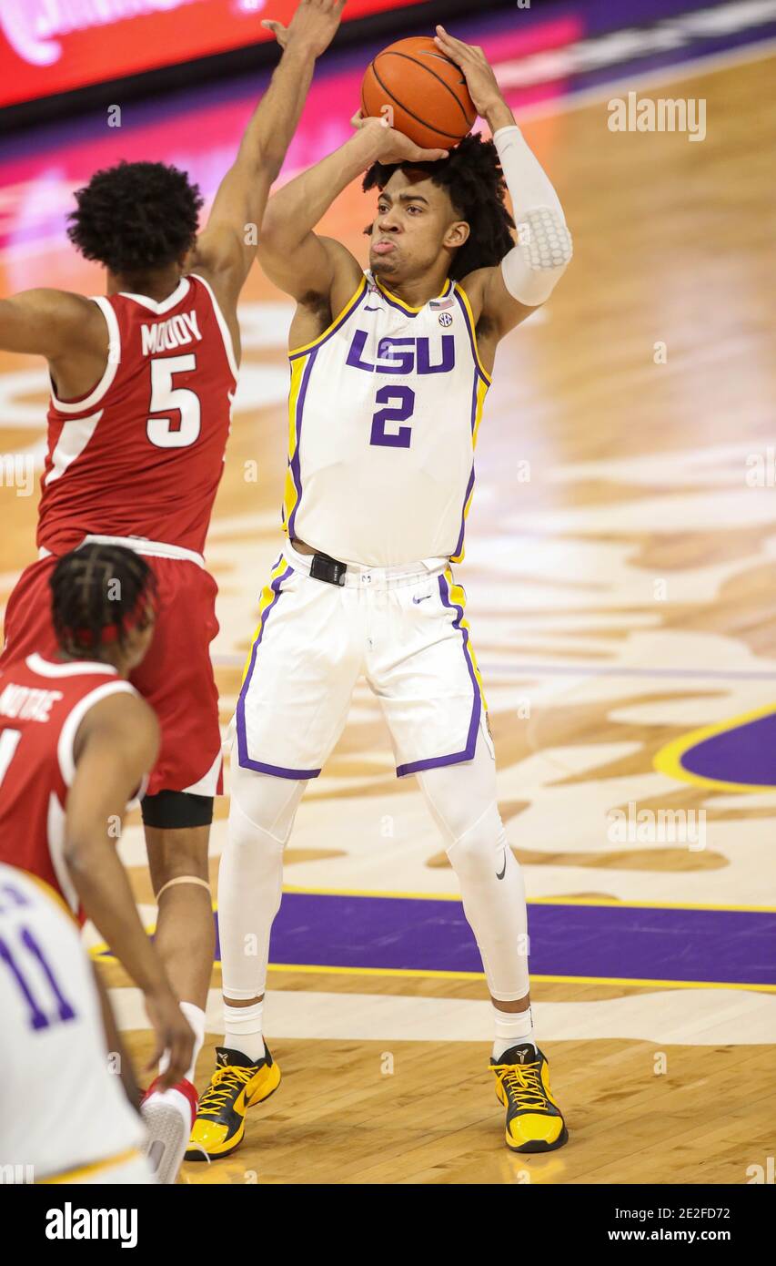 Baton Rouge, LA, USA. Januar 2021. LSU Trendon Watford (2) setzt einen Schuss über Moses Moody (5) für Arkansas während NCAA Basketball Aktion zwischen den Arkansas Razorbacks und den LSU Tigers im Pete Maravich Assembly Center in Baton Rouge, LA. Jonathan Mailhes/CSM/Alamy Live News Stockfoto