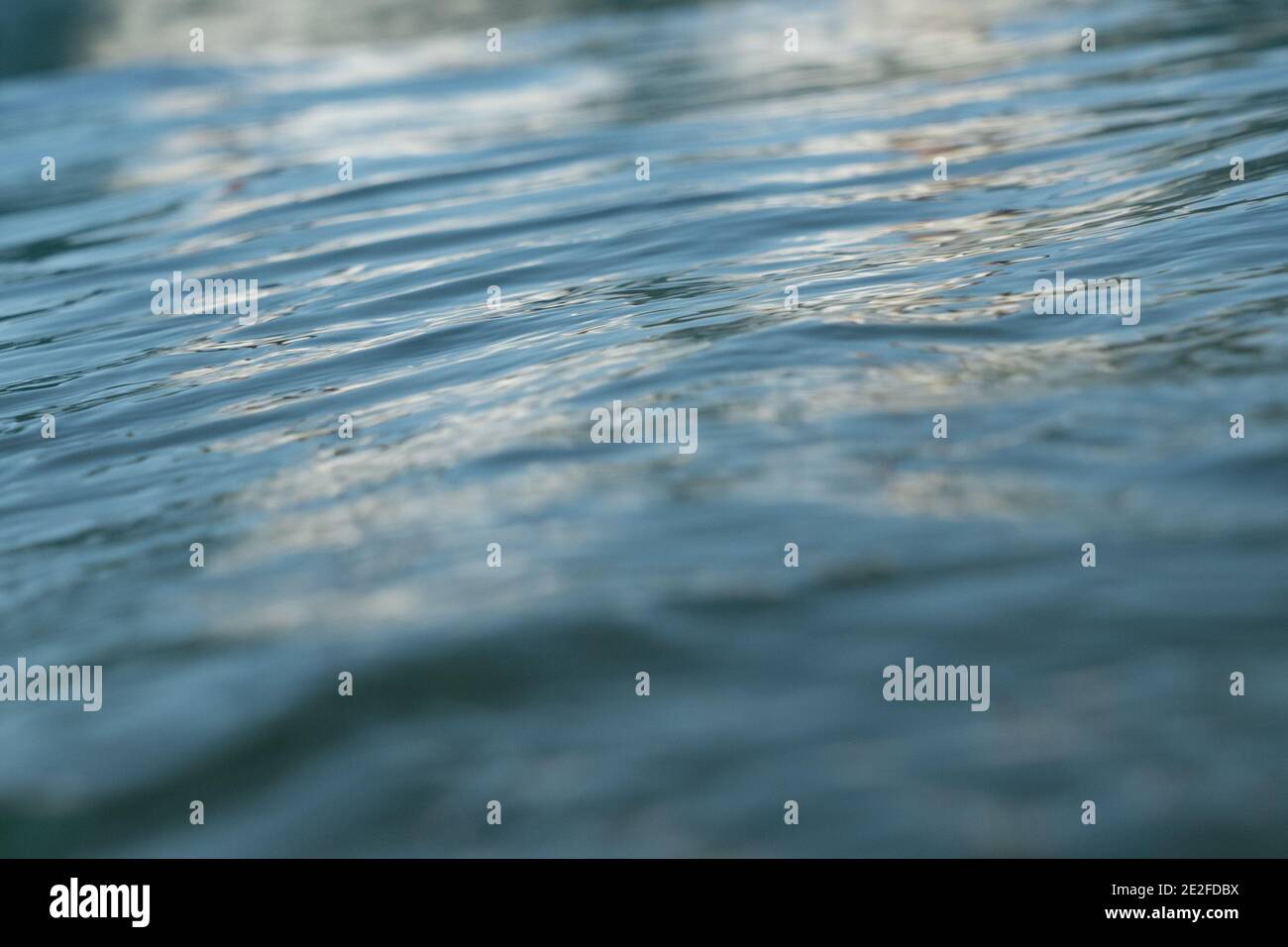 Nahaufnahme des flachen Fokus von Meer, Ozean, Wasser, Wellen mit Reflexion. Stockfoto