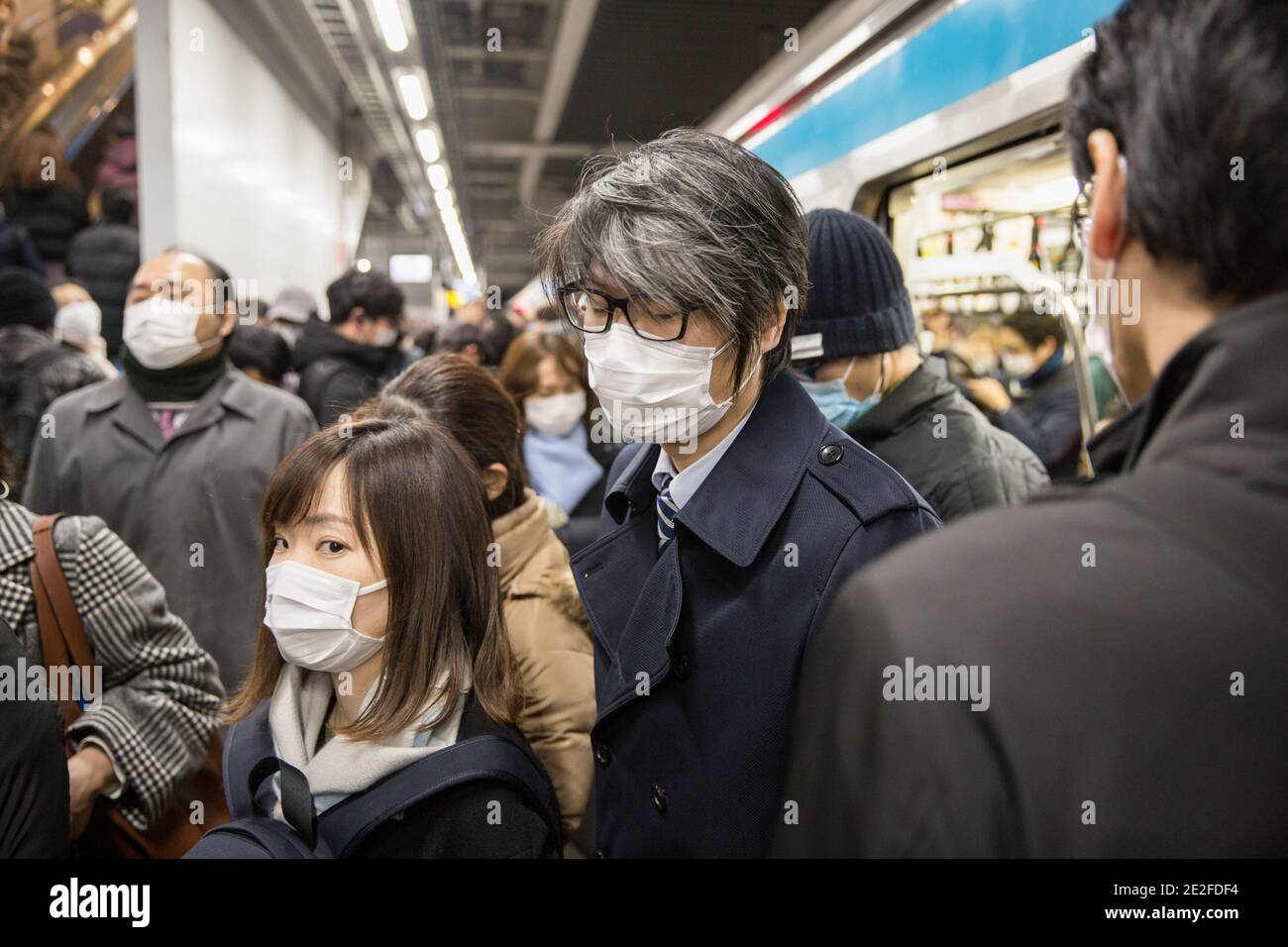 Kawasaki, Japan. Januar 2021. Pendler verlassen einen JR (Japan Railways Group) Zug im Bahnhof Kawasaki. Kredit: SOPA Images Limited/Alamy Live Nachrichten Stockfoto