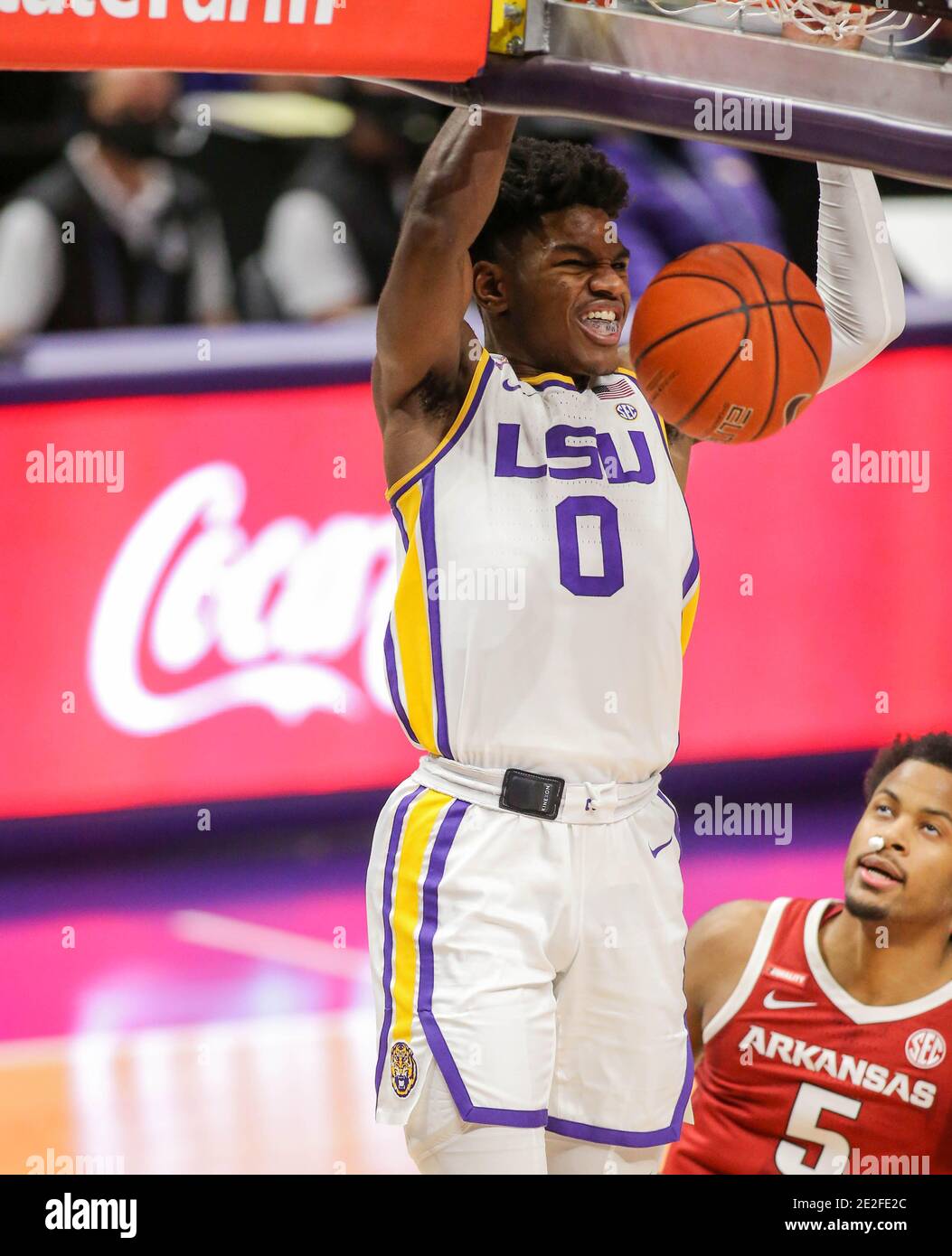 Baton Rouge, LA, USA. Januar 2021. LSU's Mwani Wilkinson (0) dunks den Ball vor Arkansas' Moses Moody (5) während der NCAA Basketball Aktion zwischen den Arkansas Razorbacks und den LSU Tigers im Pete Maravich Assembly Center in Baton Rouge, LA. Jonathan Mailhes/CSM/Alamy Live News Stockfoto