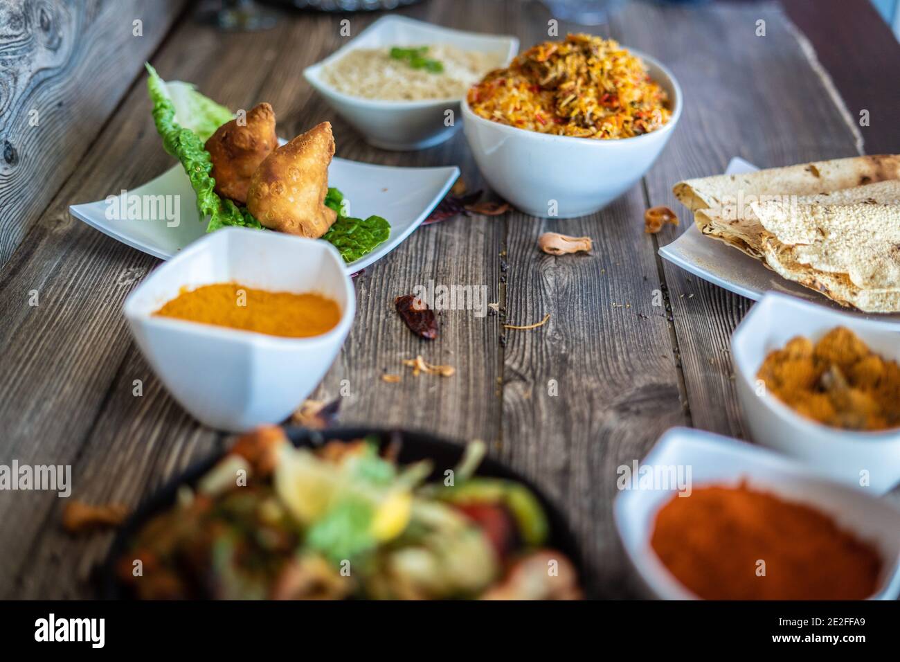 Köstliche indische Restaurantplatte Stockfoto