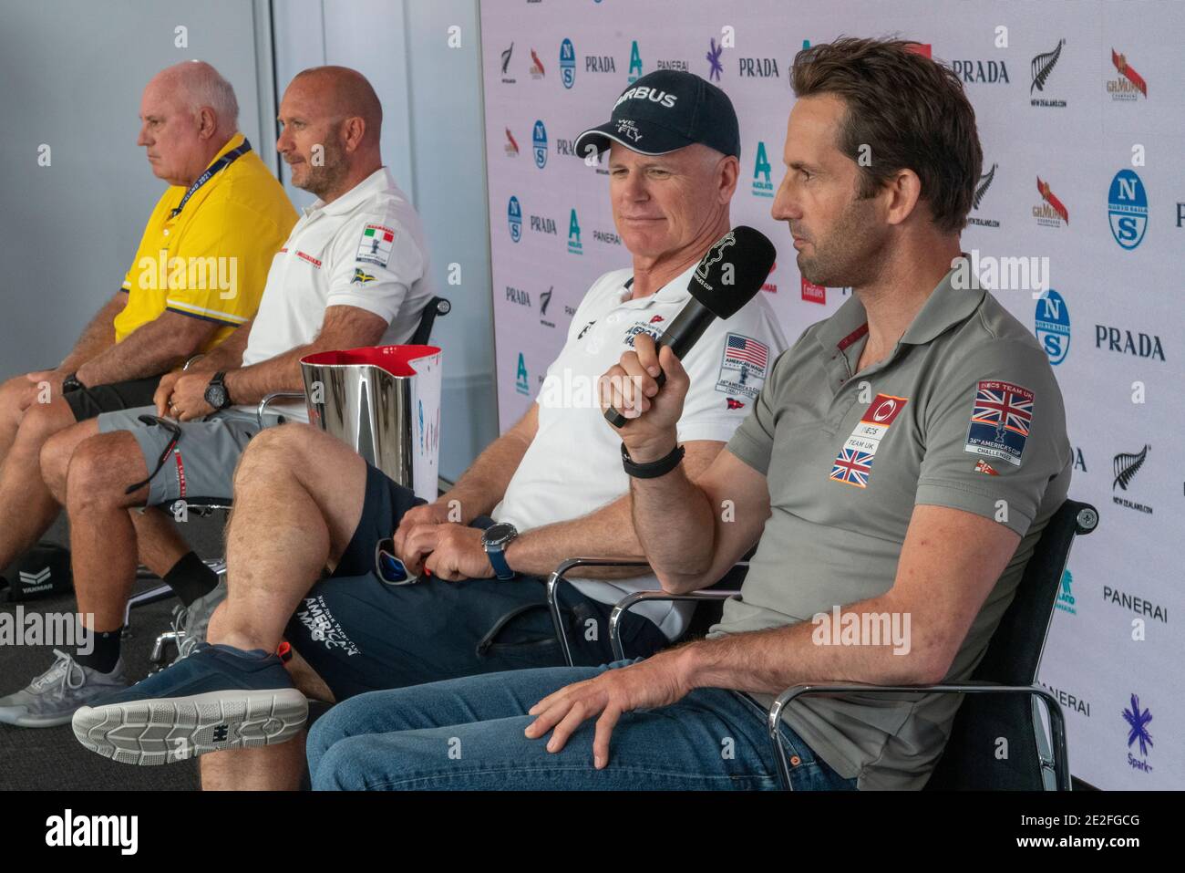 Auckland, Neuseeland, 14 Januar, 2021 - Prada Cup Skipper und der Race Director Ian Murray nehmen an der Eröffnungspressekonferenz des Prada Cup Teil, der am Freitag, 15. Januar beginnt. Von links: Race Director Murray, Max Sirena, Skipper von Luna Rossa Prada Perelli, Terry Hutchinson, Skipper des New York Yacht Club's American Magic und Sir Ben Ainslie, Skipper von Britannia vom INEOS Team UK. Der Prada Cup Wettbewerb hat foiling Yachten aus den drei Teams konkurrieren um die Chance, die Inhaber, Team Neuseeland, für 36. America's Cup im März 2021 herauszufordern. Bild: Rob Taggart/Alamy Liv Stockfoto