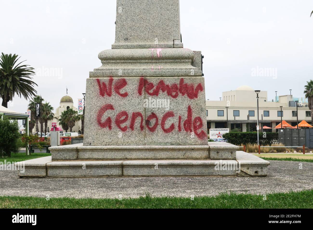 Australia Day 26 2018. Januar: Die Captain Cook Statue im Vorort St. Kilda in Melbourne ist von den Demonstranten des "Invasionstages" in rosa Farbe getuckelt. Stockfoto